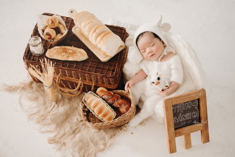 ẢNH NEWBORN ĐẸP - BÁNH MÌ 17 NGÀY TUỔI